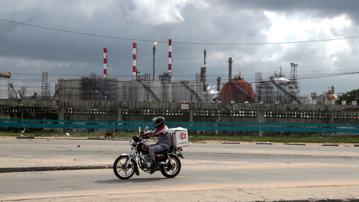 A motorcyclist drives past the Ivorian Refining Company (SIR) facilities in Abidjan, Ivory Coast, 17 June 2025. Recent military escalations between Israel and Iran are raising fears of a potential closure of the Strait of Hormuz, a crucial waterway for global oil and gas trade, which could significantly impact global energy markets, causing a sharp increase in oil prices. EPA/LEGNAN KOULA Dostawca: PAP/EPA.