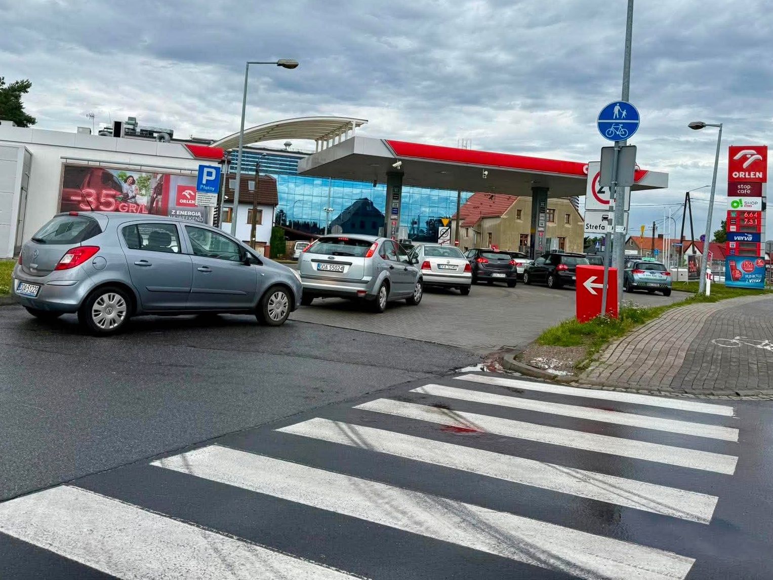 Na tej samej stacji paliw po północy tankowanie będzie droższe