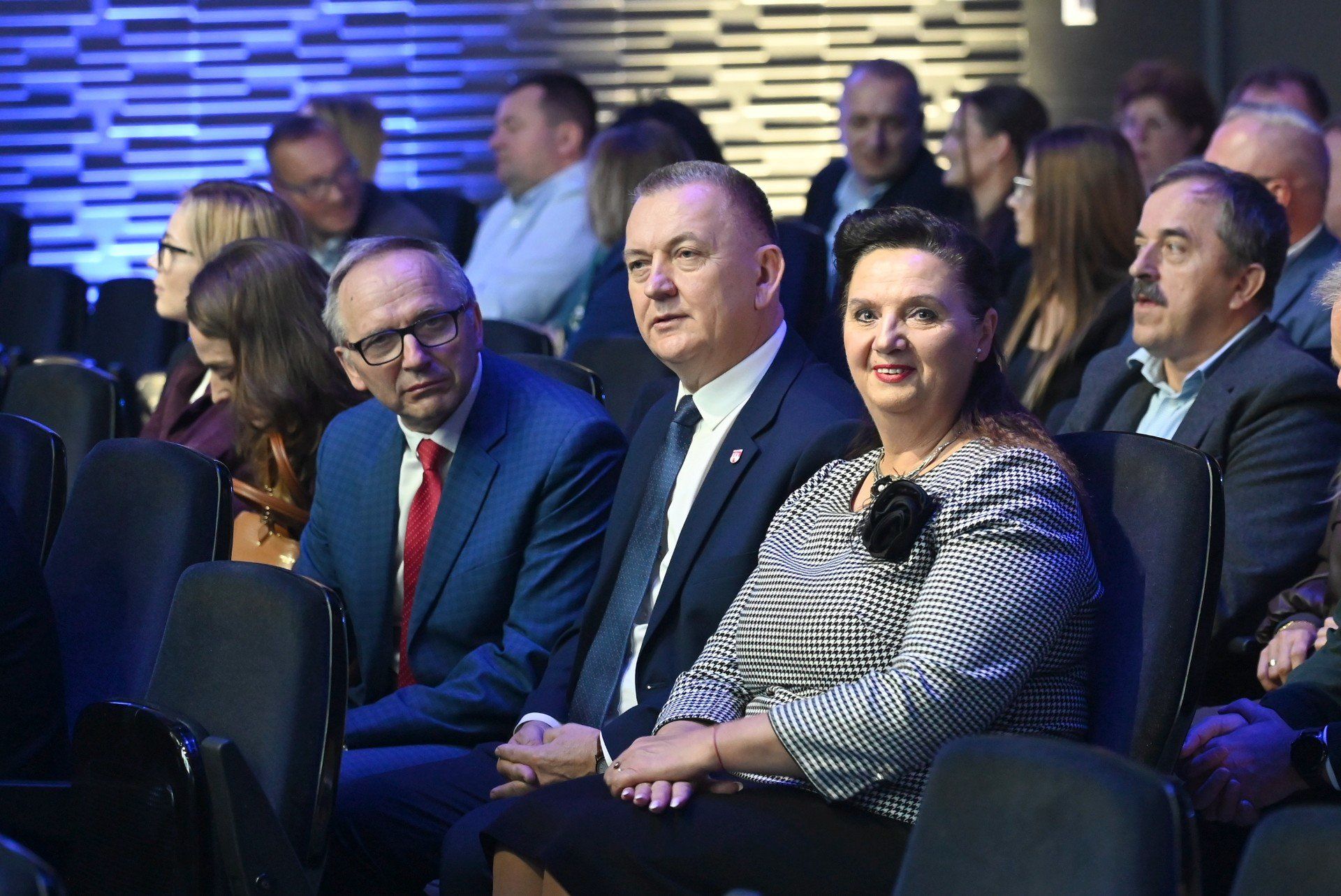 W środę, 15 października, w Targach Kielce odbyło się spotkanie przedstawicieli samorządów z prezesem Narodowego Funduszu Ochrony Środowiska i Gospodarki Wodnej Dorotą Zawadzką -Stępniak oraz prezesem świętokrzyskiego oddziału tej instytucji Jackiem Skórskim. Tematem rozmów była nowa odsłona programu &#34;Czyste Powietrze&#34;.