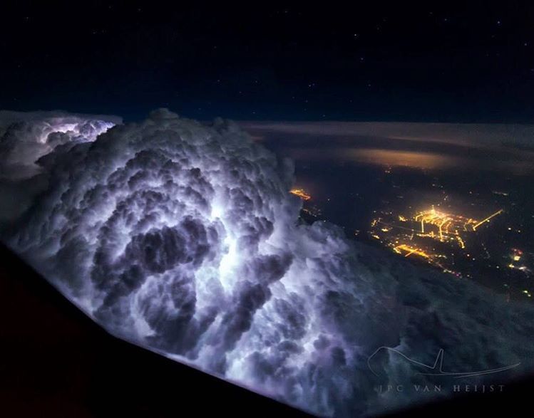 Pilot Boeinga 747 fotografuje burze podczas codziennych lotów