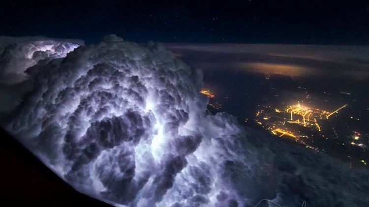 Pilot Boeinga 747 fotografuje burze podczas codziennych lotów 1