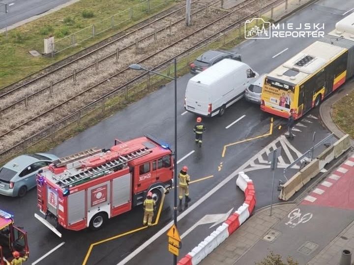 Warszawa: Wypadek na ul. Grójeckiej. Zderzyły się trzy pojazdy