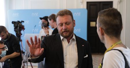 Łukasz Szumowski rozmawiał z dziennikarzami. Dariusz Joński przerwał konferencję