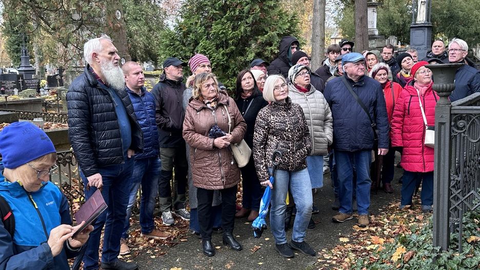 Spacer śladami historii po kieleckim Cmentarzu Starym. Na zdjęciu, z brodą - Leszek Dziedzic z Muzeum Historii Kielc