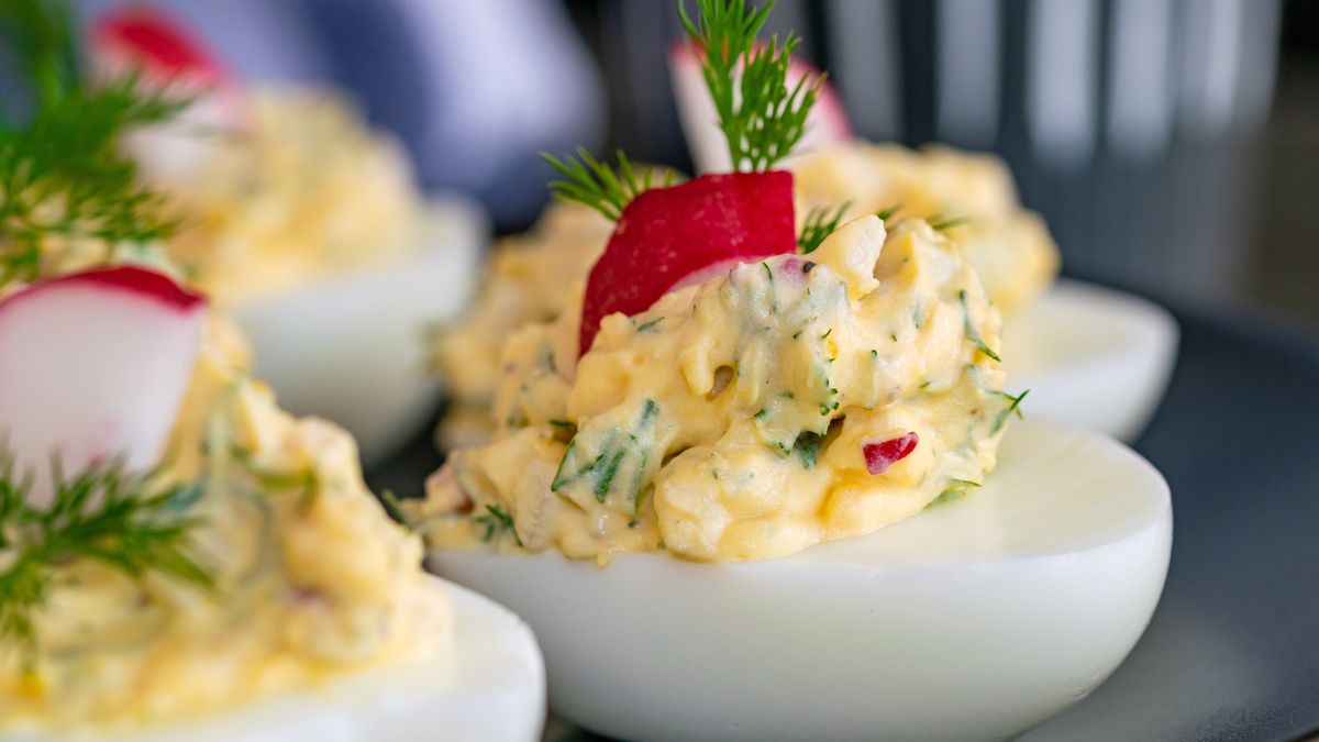 Jajka faszeruję kremowym nadzieniem z kolorowymi dodatkami