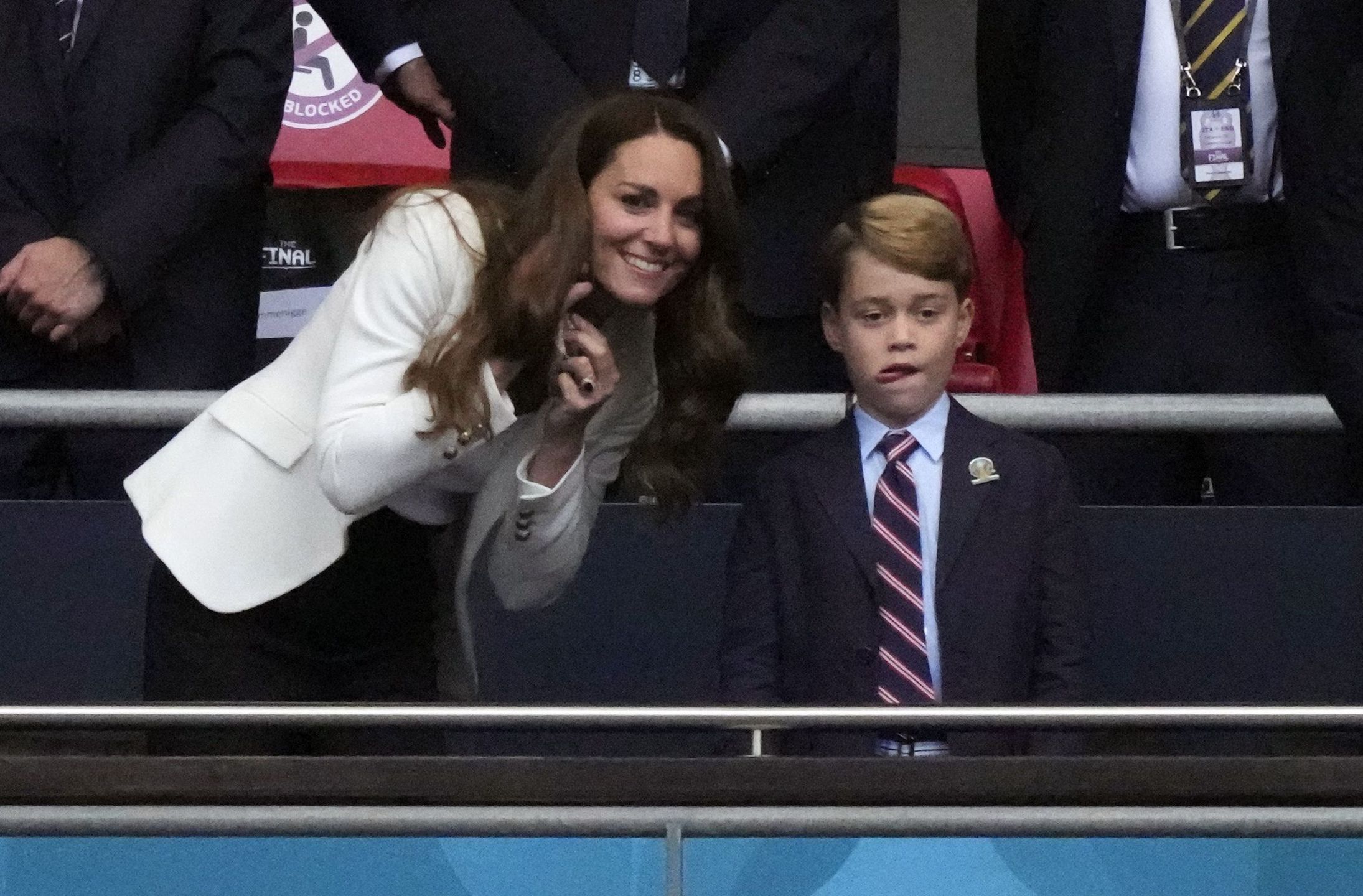 Książę George ogląda finał Euro 2020 z księciem Williamem i księżną Kate