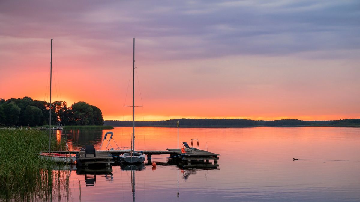 Lista rzeczy, które warto ze sobą zabrać nad jezioro. Przydadzą się nie tylko latem
