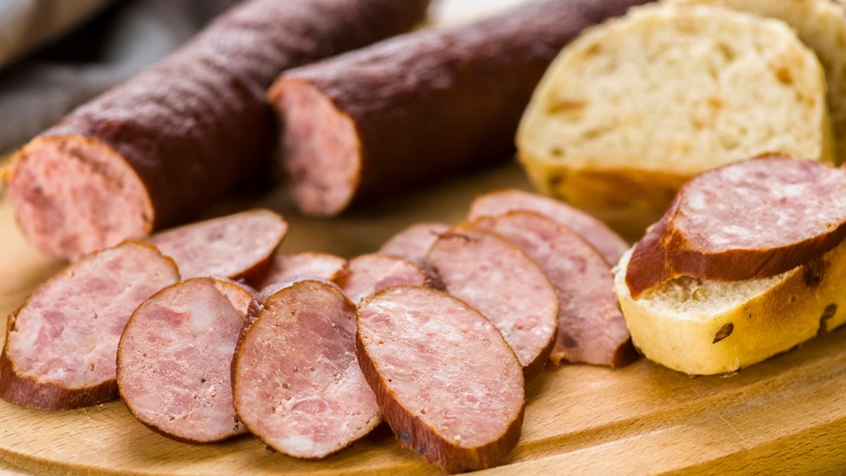 Domowa kiełbasa z czosnkiem – przepis inspirowany tradycją