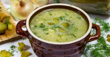 Zupa ogórkowa – domowy comfort food