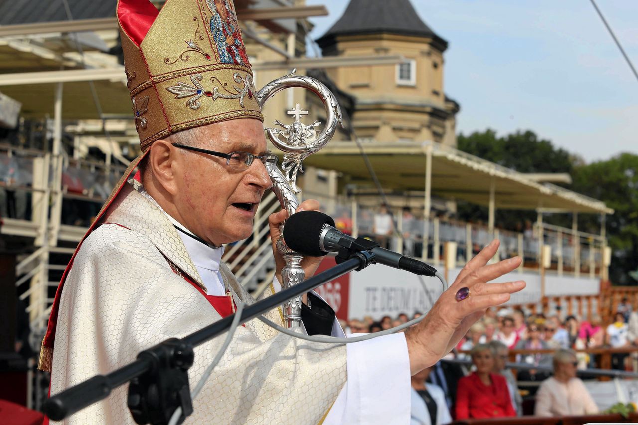 Mateusz Morawiecki i Łukasz Szumowski jako ewangeliści. Biskup Antoni Długosz się tłumaczy