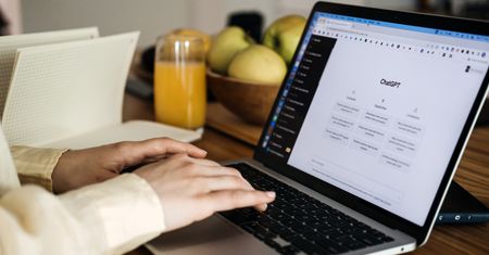 Kto w Polsce korzysta z kluczowej technologii? Wyniki badań wskazują na jedną grupę