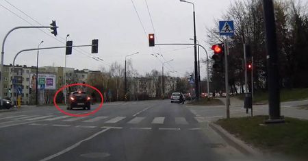 O włos od zderzenia. Przejechał przez skrzyżowanie na czerwonym [WIDEO]