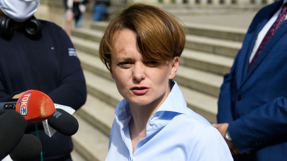 Poseł odpowiada wicepremier Emilewicz. Zaprasza na kawę