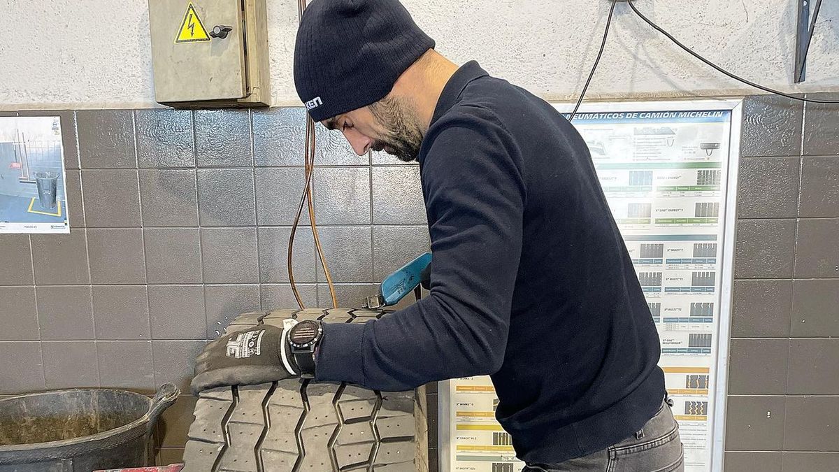 Na zdjęciu: Gerard Badia w firmie wulkanizacyjnej
