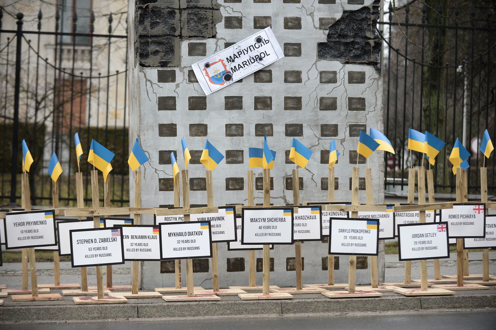 Instalacja artystyczna przed ambasadą Rosji