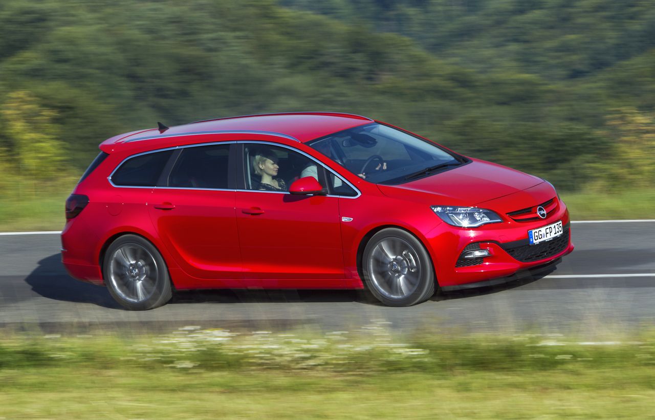 Opel Astra J w takiej konfiguracji i z silnikiem 2.0 CDTi Bi-turbo to bardzo interesująca propozycja. Wersja wyposażenia samochodu to Bi-Turbo.