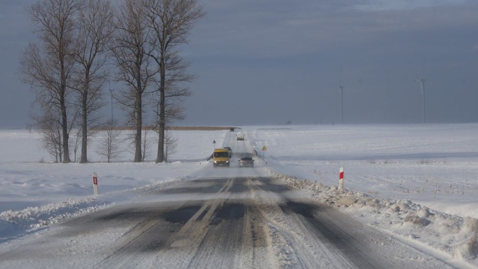 W nocy z poniedziałku na wtorek w Łódzkiem mogą wystąpić opady deszczu, deszczu ze śniegiem, które mogą marznąć i powodować gołoledź. Na drogach będą trudne warunki