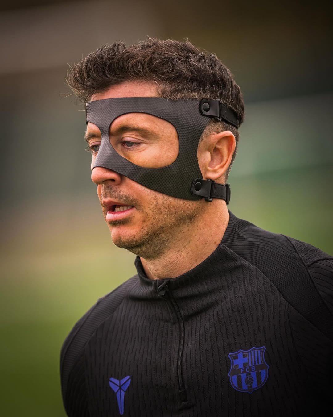 Robert Lewandowski w masce 