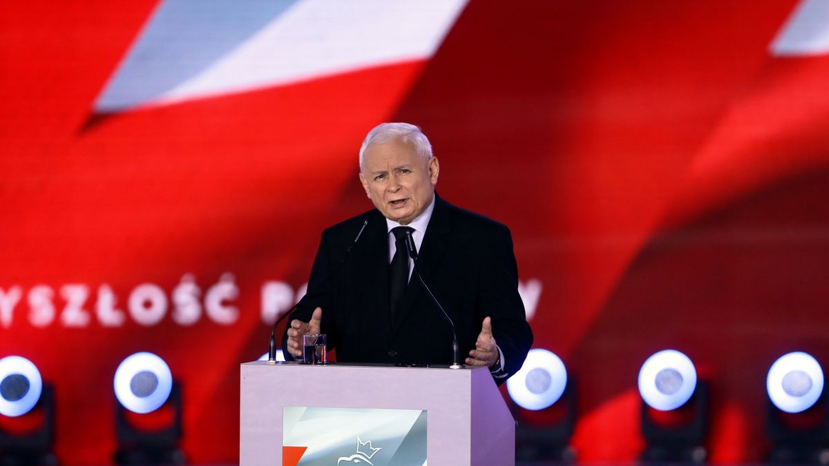 Katowice, 01.10.2023. Kampania wyborcza do parlamentu 2023. Wicepremier, prezes PiS Jarosław Kaczyński podczas konwencji PiS pod hasłem "Bezpieczna Polska", 1 bm. w hali widowiskowo-sportowej "Spodek" w Katowicach. (mr) PAP/Zbigniew Meissner