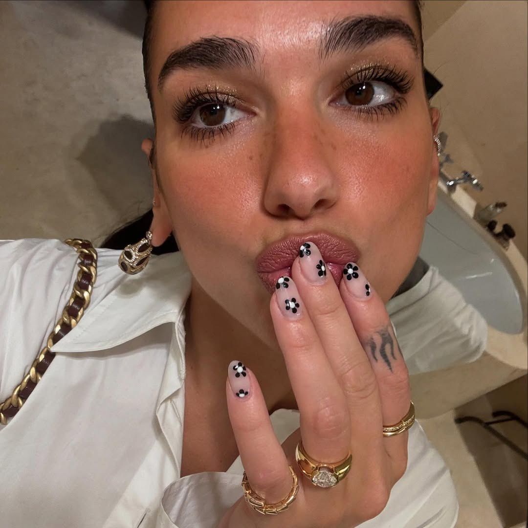 Dua Lipa i paznokcie w kwiatki 