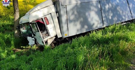 Śmiertelny wypadek w Hredkowie. Nie żyje 19-latek, który wjechał wprost pod tira