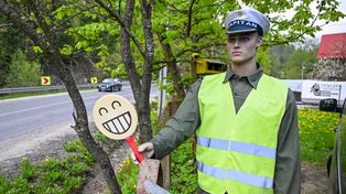 Stasikówka: Sposób na piratów drogowych. Manekiny "policjantów"