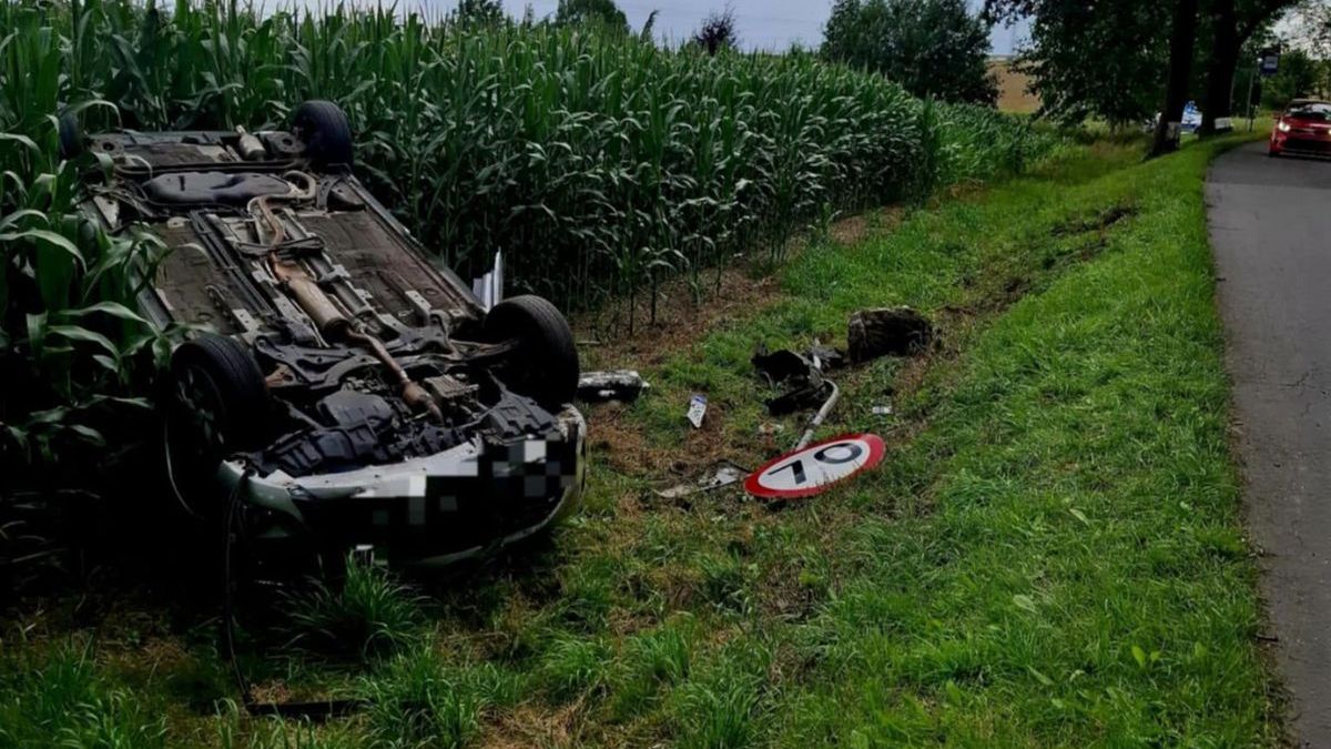 Auto wylądowało na dachu