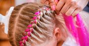 Warkoczyki na wakacjach? ''Narażanie dziecka na łysienie''