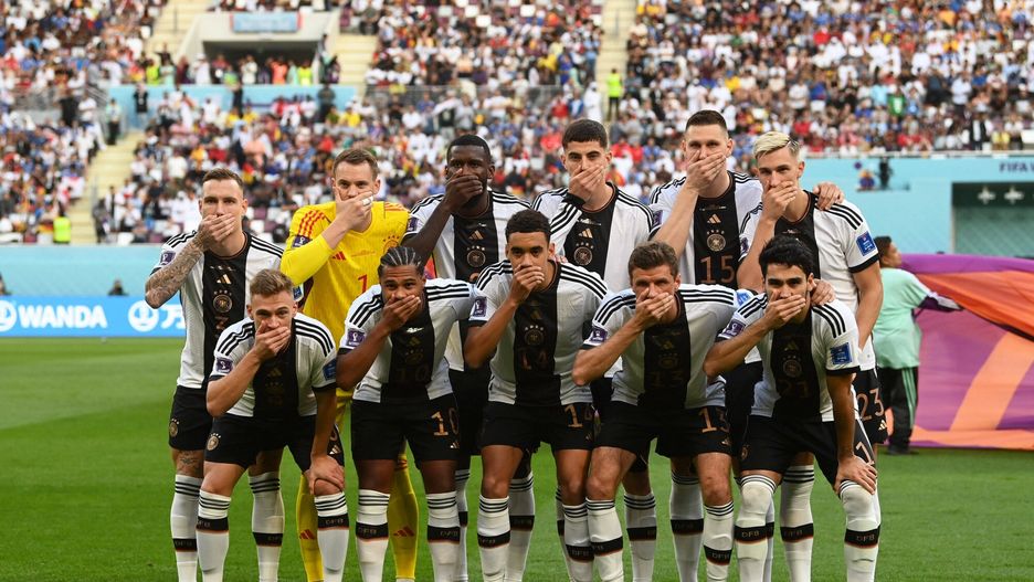 M? 2022 - Grupa E
Fussball, Herren, Saison 2022/23, WM in Katar, Gruppe E 1. Spieltag, Deutschland - Japan im Khalifa International Stadium in Ar-Rayyan, hintere Reihe v. l. David Raum Deutschland, Torh?ter Manuel Neuer Deutschland, Antonio R?diger Deutschland, Kai Havertz Deutschland, Niklas S?le Deutschland, Nico Schlotterbeck Deutschland, vordere Reihe v.l. Joshua Kimmich Deutschland, Serge Gnabry Deutschland, Jamal Musiala Deutschland, Thomas M?ller Deutschland, Ilkay G?ndogan Deutschland, 23.11. 2022, *** Football, men, 2022 23 season, World Cup in Qatar, Group E 1 matchday , Germany Japan at Khalifa International Stadium in Ar Rayyan, back row v l David Raum Germany , goalkeeper Manuel Neuer Germany , Antonio R?diger Germany , Kai Havertz Germany , Niklas S?le Germany , Nico Schlotterbeck Germany , front row v l Joshua Kimmich Germany , Serge Gnabry Germany , Jamal Musiala Germany , Thomas M?ller Germany , Ilkay G?ndogan Germany , 23 11 2022, Copyright: xMatthiasxKochx
IMAGO/Matthias Koch