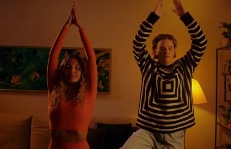 Julia Wieniawa w teledysku duetu Kacperczyk