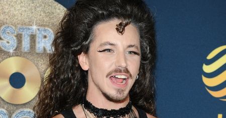 Zainspirowany Violettą Villas Michał Szpak pozuje w towarzystwie NAGICH pośladków znajomej: "Bawcie się na maksa!" (FOTO)