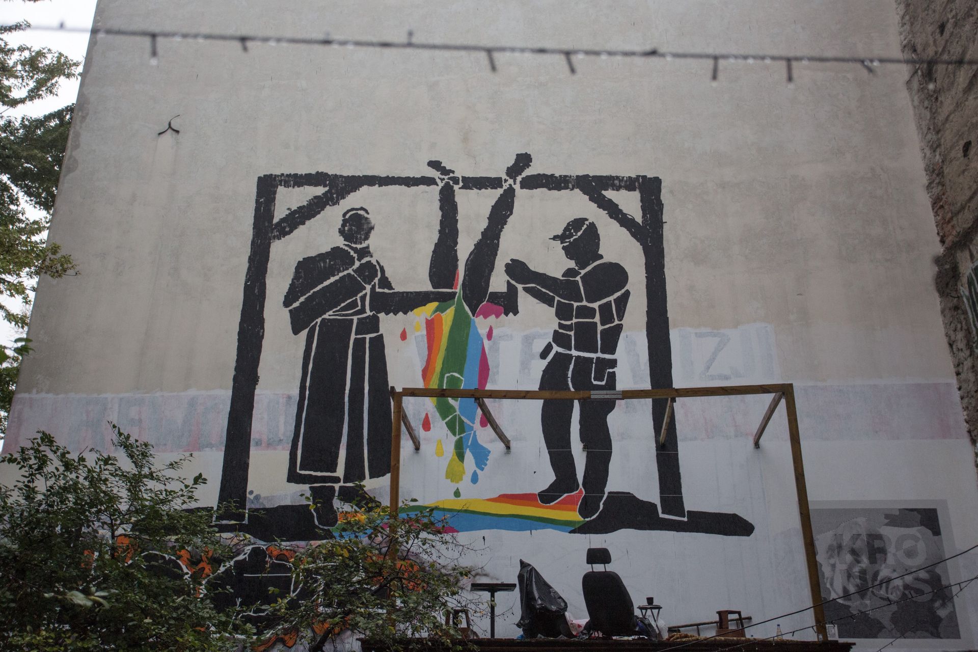 LGBT. Nowy mural w Warszawie, są na nim ksiądz i policjant