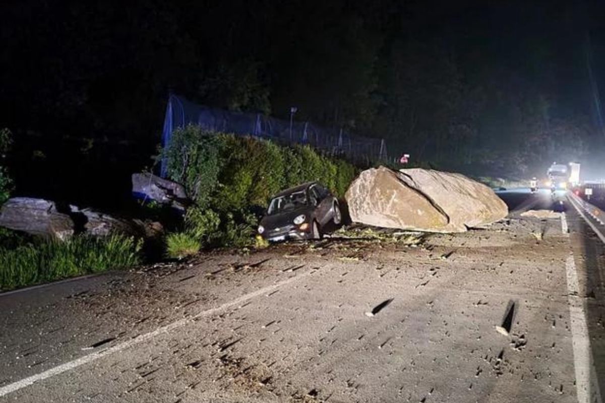 Potężny głaz spadł na drogę. Całe Włochy o tym mówią