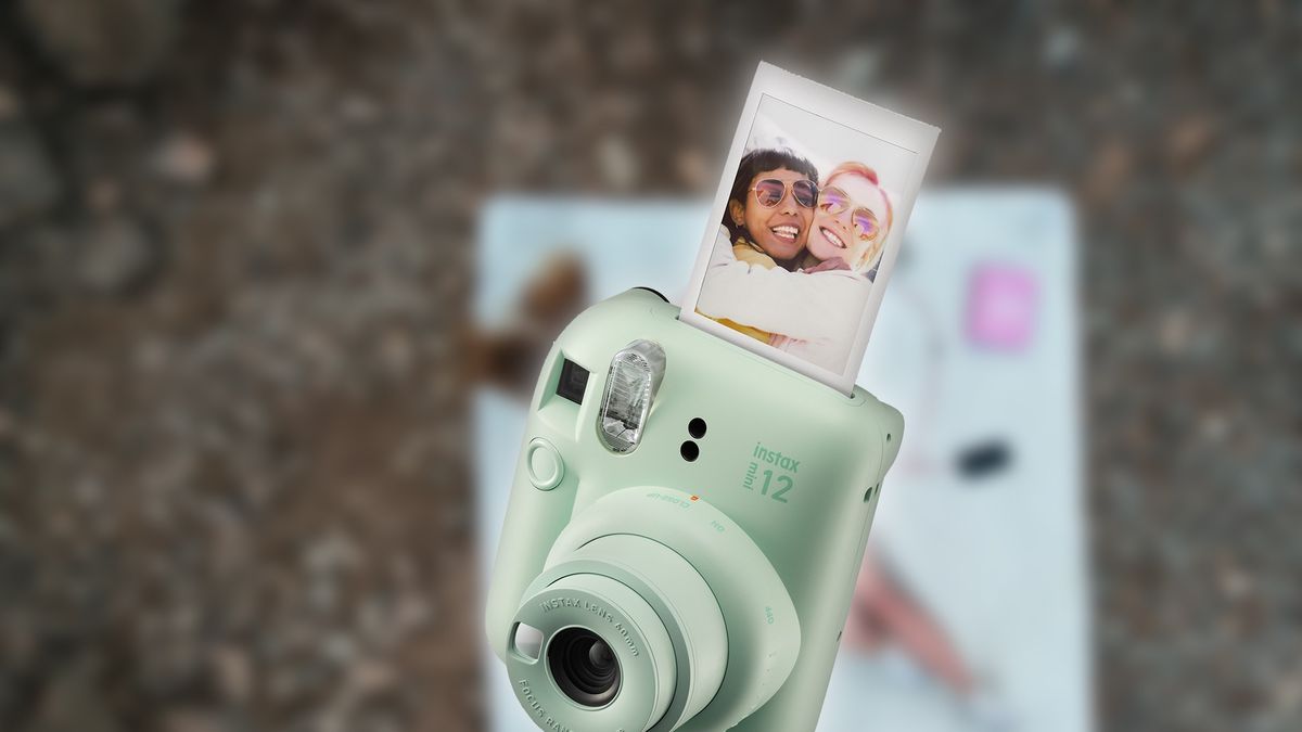 Fujifilm instax mini 12 wygląda inaczej niż poprzednie wersje.