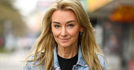 Wskoczyła w najmodniejsze jeansy. Rurki definitywnie są passe