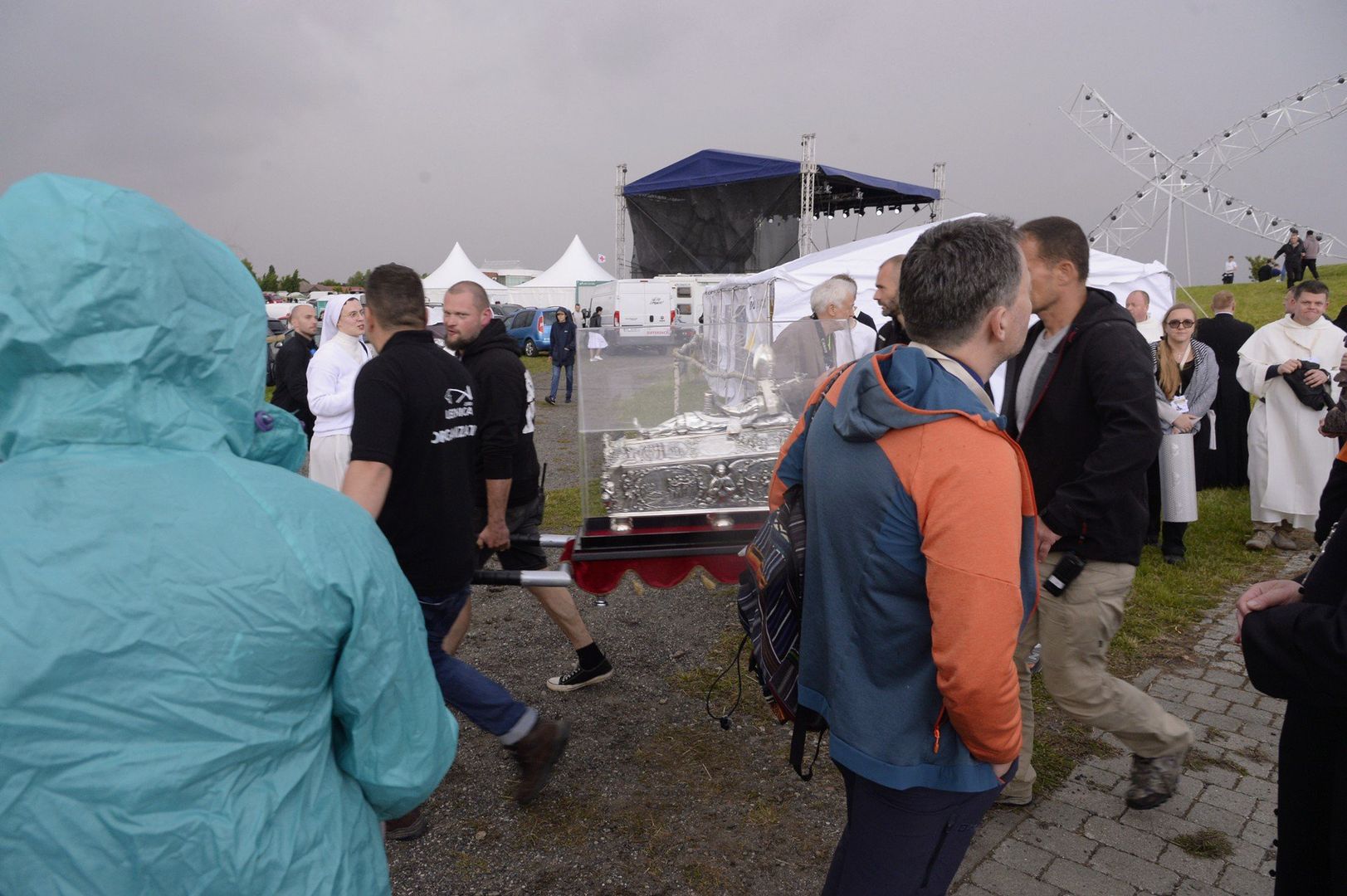 Ewakuacja spotkania na Lednicy