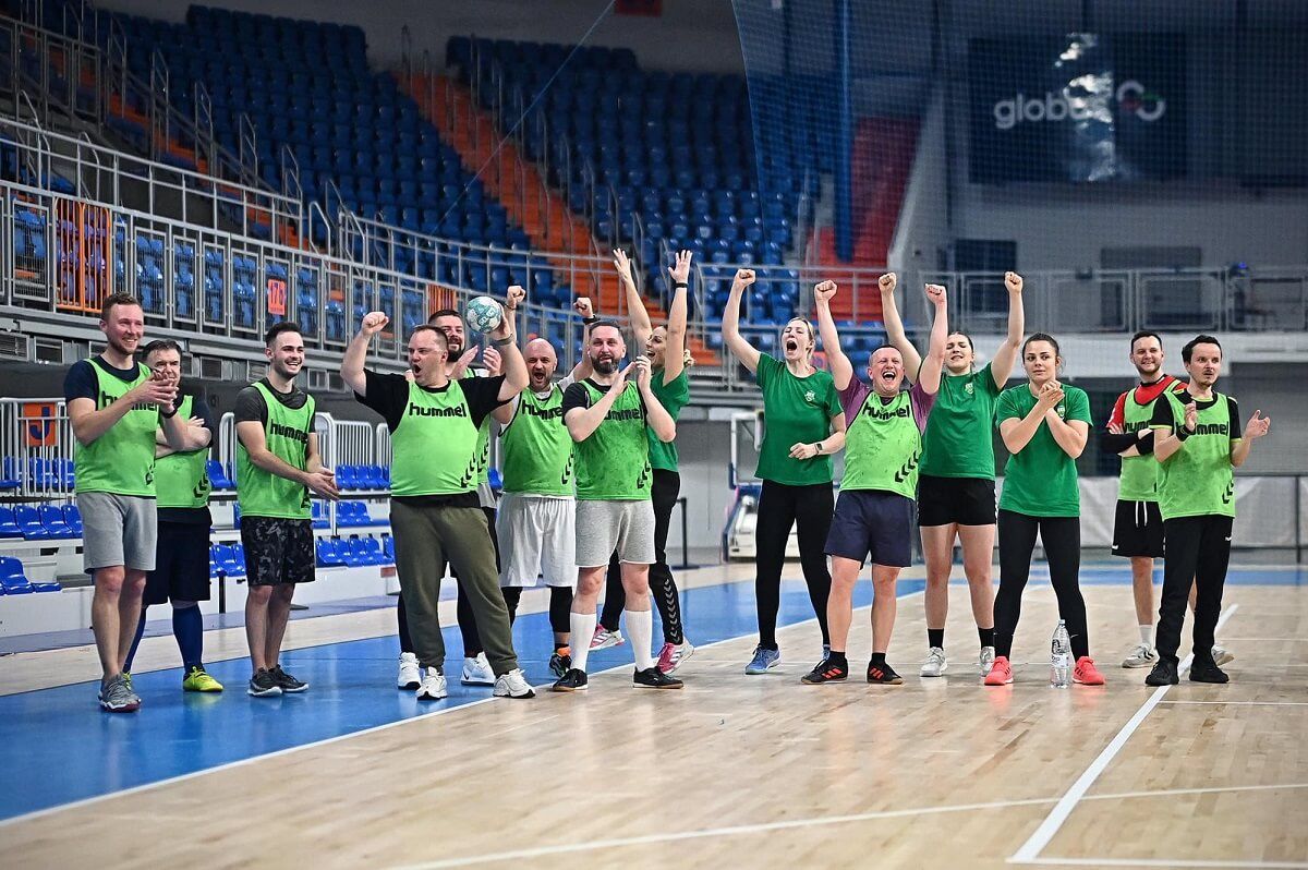 Zabawa i rywalizacja na boisku z drużyną MKS FunFloor