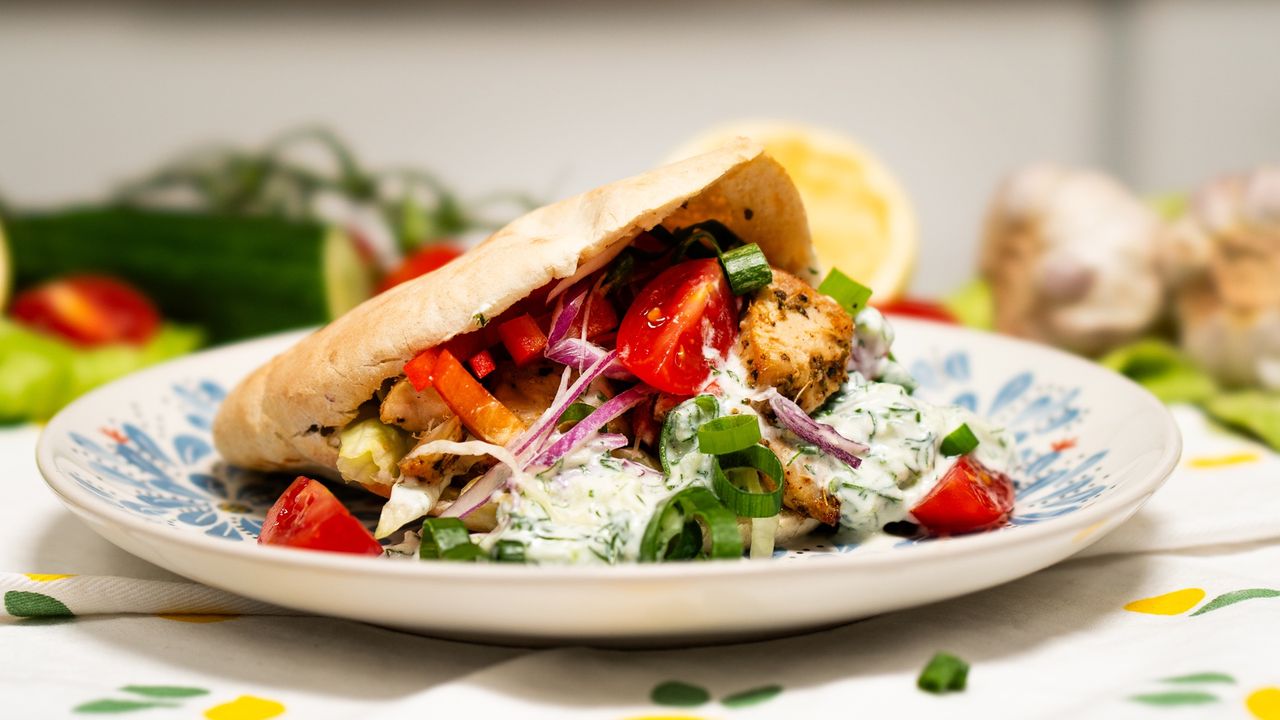 Pita, kurczak i tzatziki. Ten obiad smakuje jak wakacje w Grecji