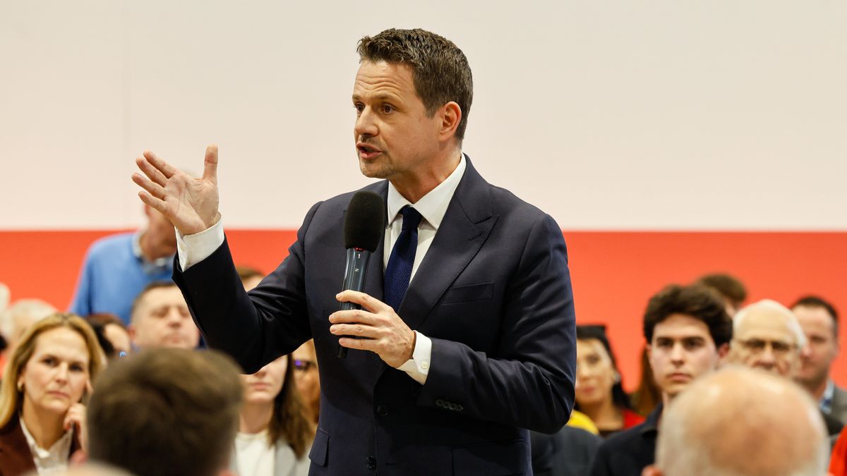 Jarocin, 28.01.2024. Wybory Prezydenta RP 2025 - kampania. Kandydat KO w wyborach na prezydenta RP, prezydent stolicy Rafał Trzaskowski podczas otwartego spotkania z mieszkańcami w hali sportowej "Jarocin Sport" w Jarocinie, 28 bm. (sko) PAP/Tomasz Wojtasik