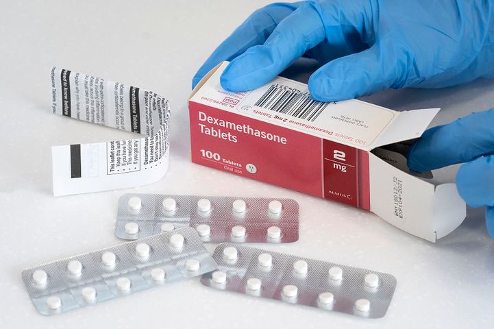 Badania kliniczne prowadzone przez naukowców z Oxfordu wykazały, że deksametazon zmniejsza o jedną trzecią śmiertelność wśród najciężej chorych pacjentów
