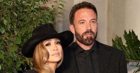 Jennifer Lopez eksponuje dekolt, pozując w eleganckiej sukni u boku Bena Afflecka PIERWSZY RAZ po ślubie (ZDJĘCIA)