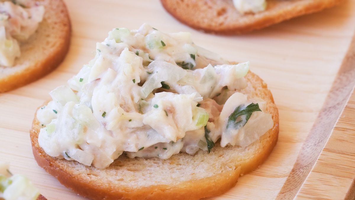 Sałatka na krakersach - sprawdzi się na każdej imprezie