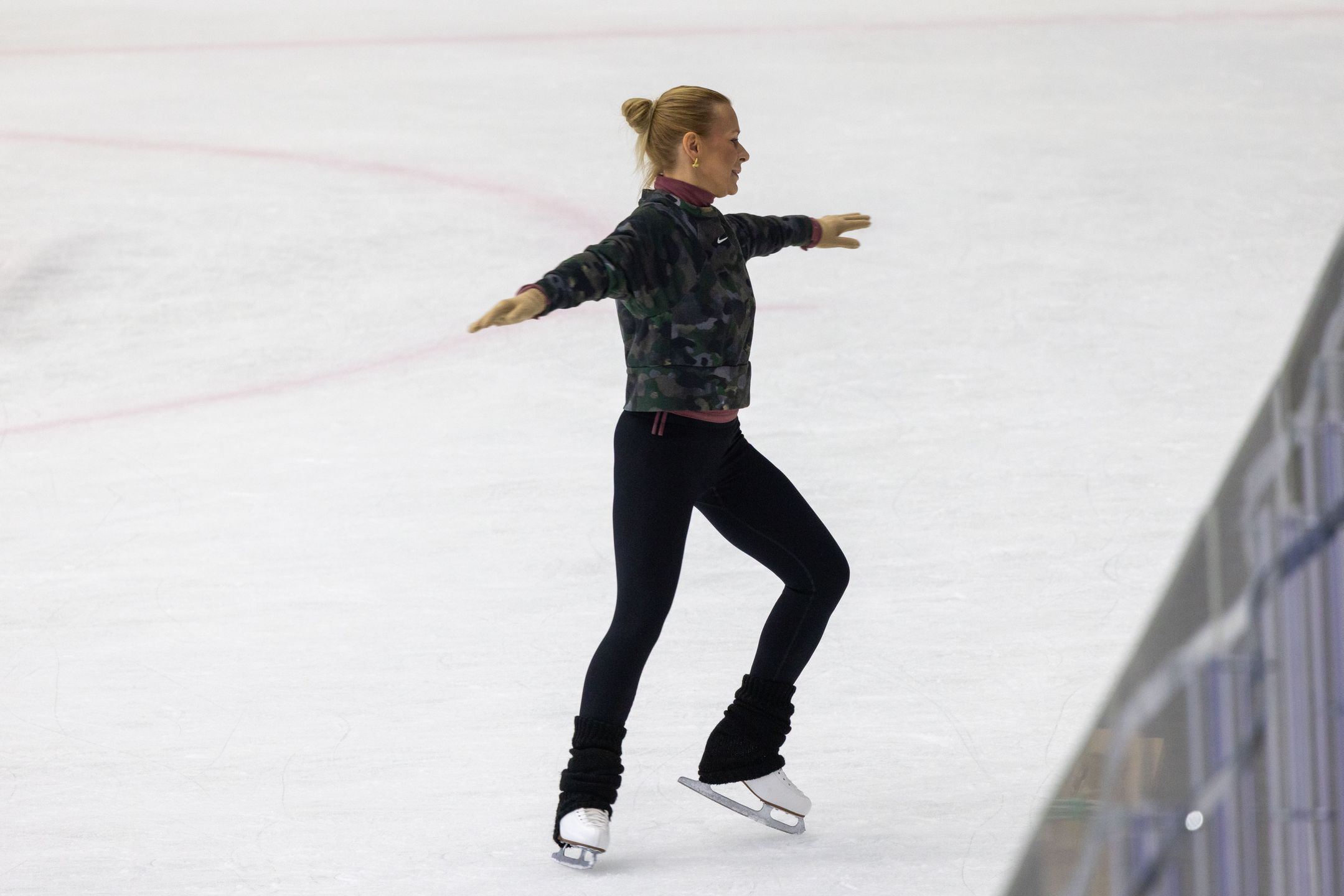 Aneta Zając wybrała się z synami na lodowisko