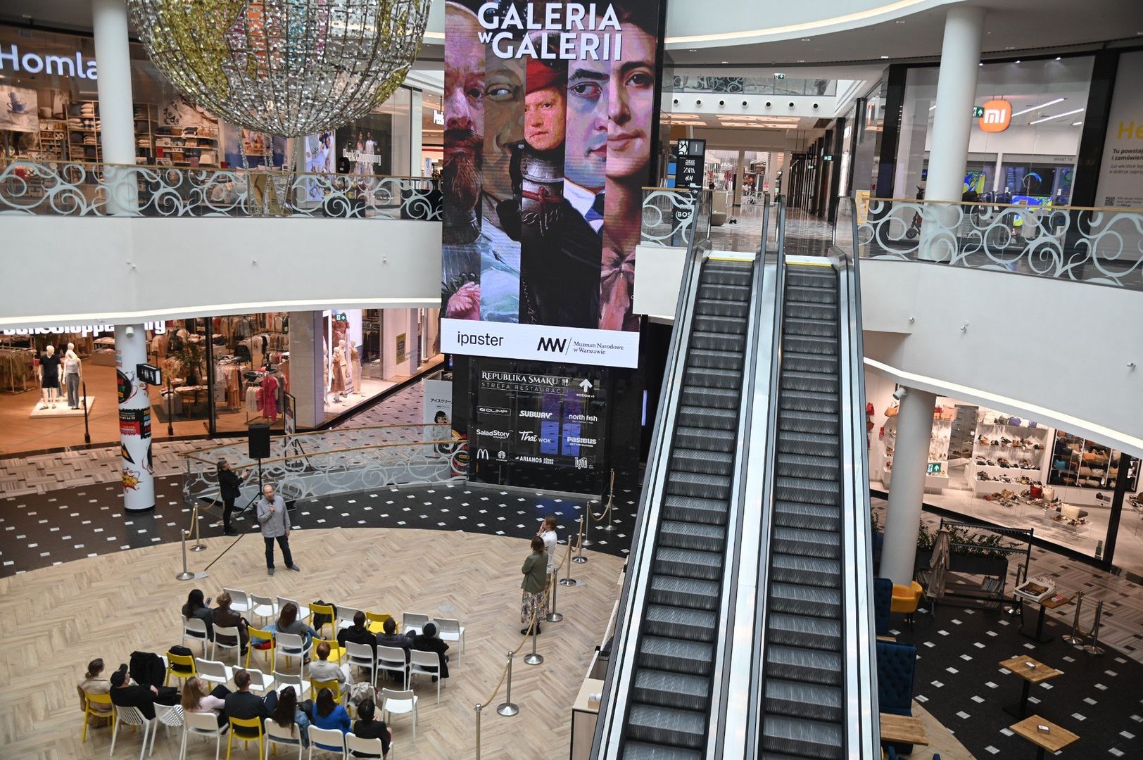 GALERIA W GALERII