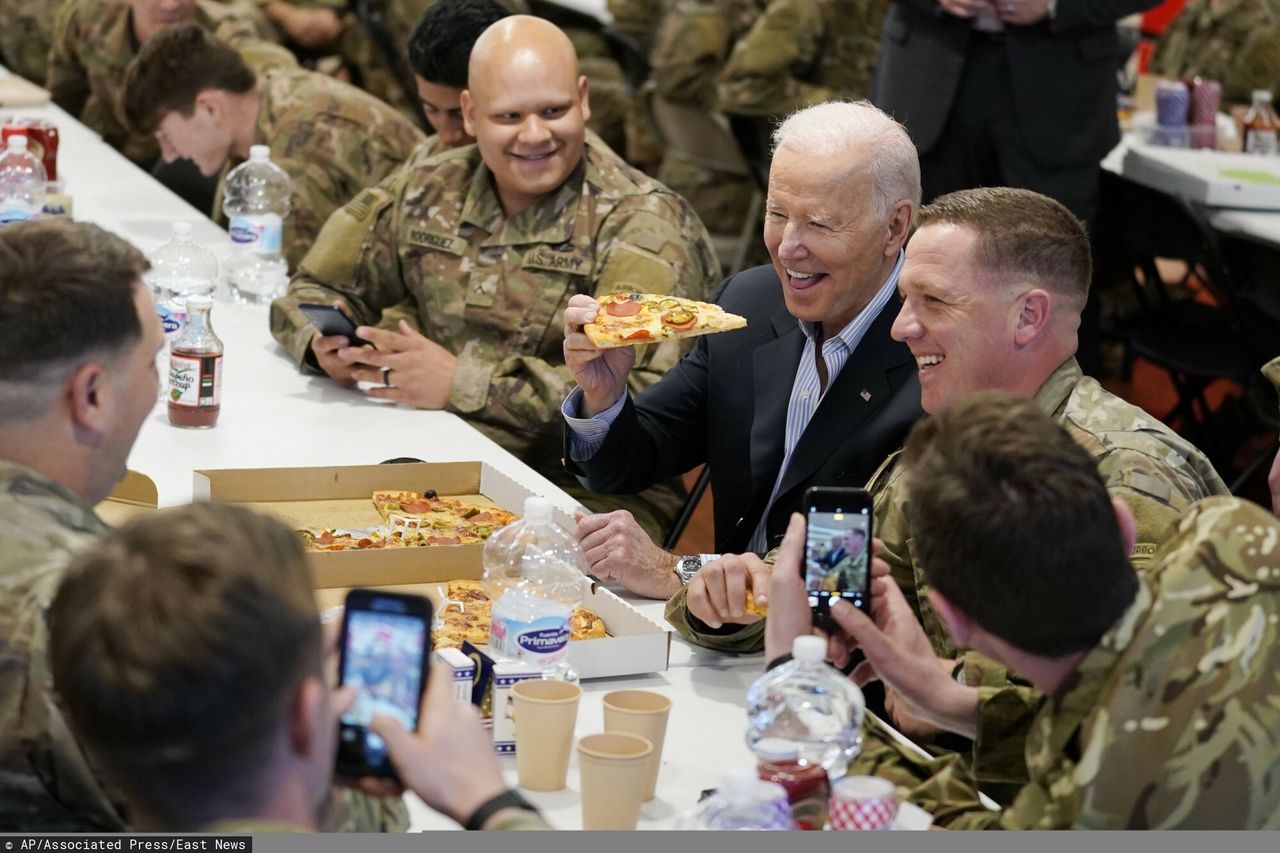 Joe Biden spotkał się z żołnierzami. Poczęstowali go pizzą