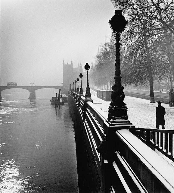 Mocne, czarno-białe fotografie uliczne z Londynu lat 30. i 40. 7