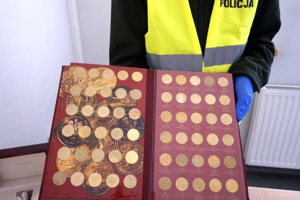 Śląskie. 21-letniego mężczyzna skradł zegarki i monety o wartości blisko 58 tysięcy zł.