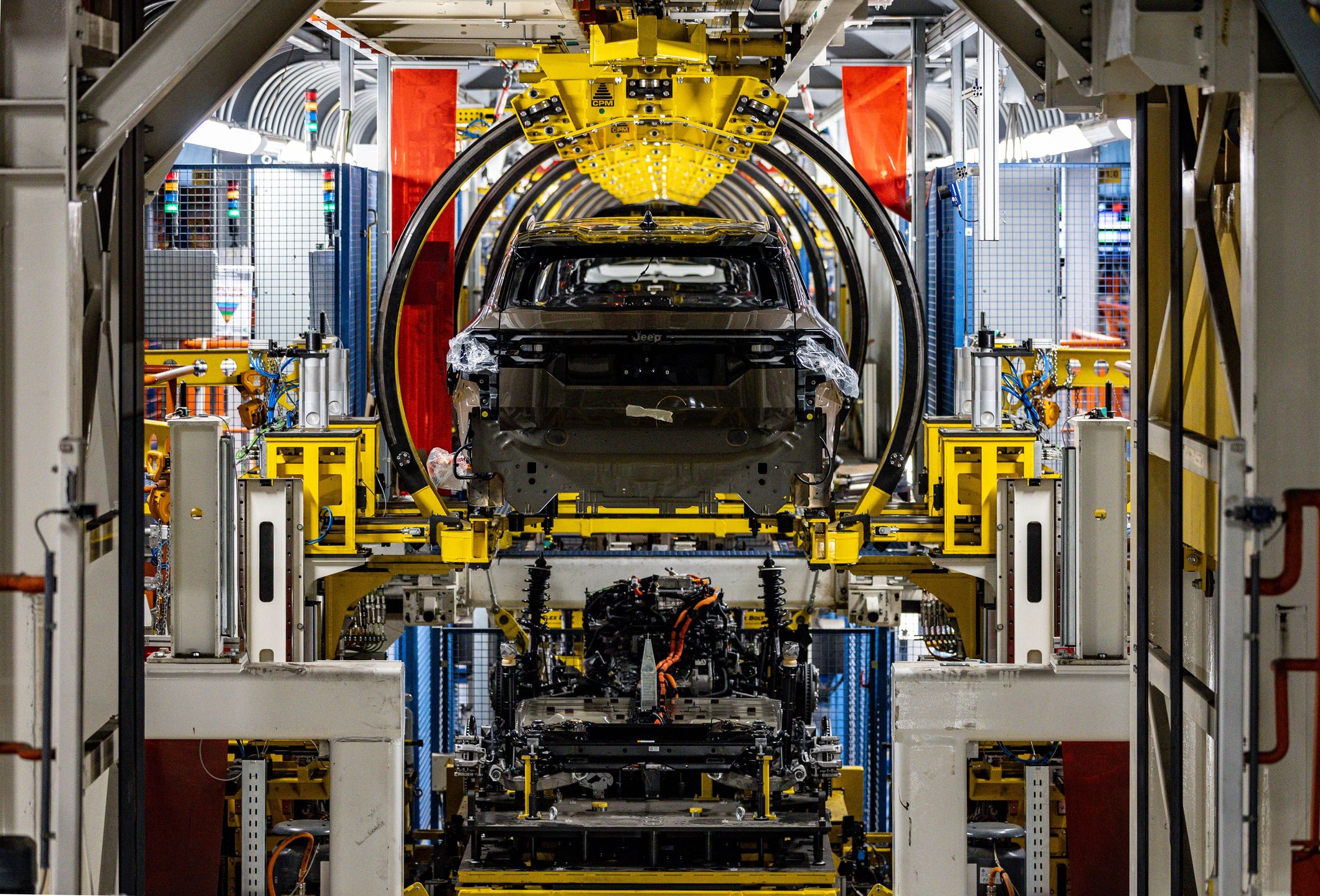 Na górze widać nadwozie, na dole - gotowy do "zaślubin" silnik i