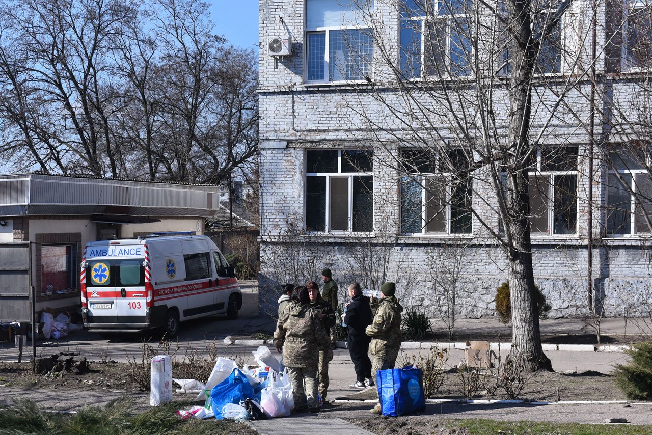 27 lutego 2022 r., Ukraina, Zaporoże: Szpital wojskowy otrzymał pomoc od mieszkańców miasta i regionalnej organizacji Czerwonego Krzyża.