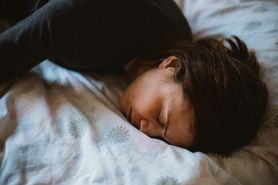 Tak szkodzisz urodzie podczas snu. Te nawyki warto zmienić